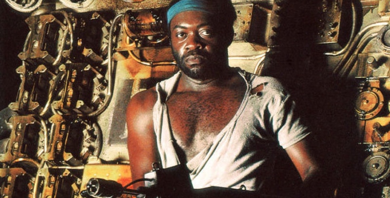 Yaphet Kotto holding a gun in Alien movie still