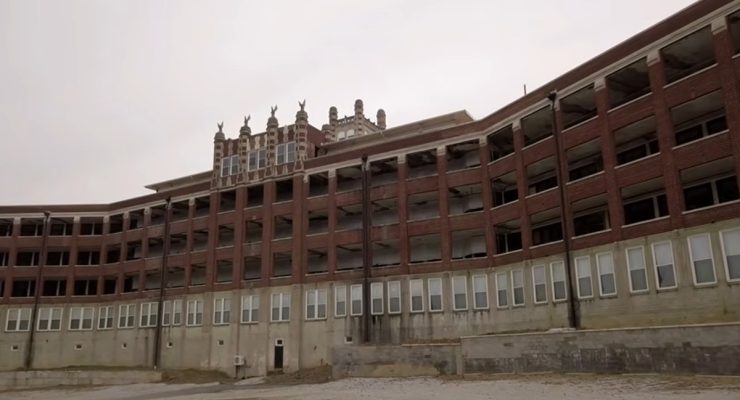 The exterior building of Waverly Hills Sanatorium