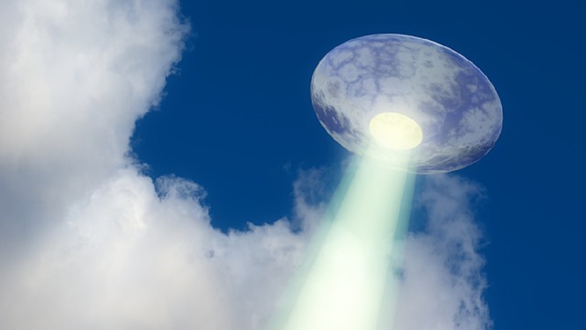 UFO-shoots-beam